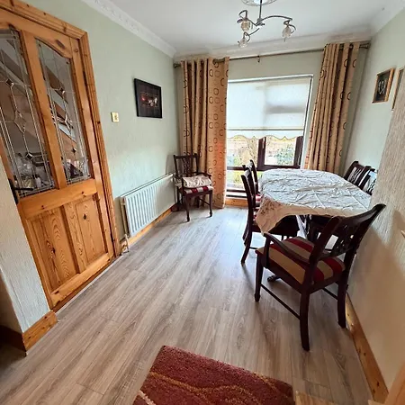 3 Bedroom Townhouse In Great Location *