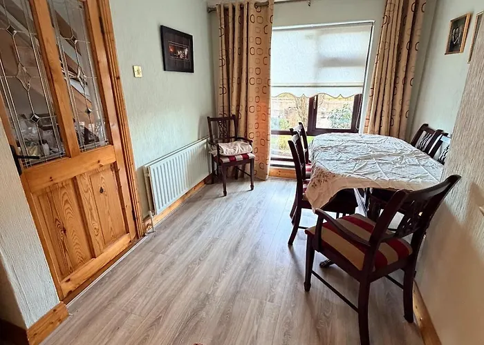 3 Bedroom Townhouse In Great Location *